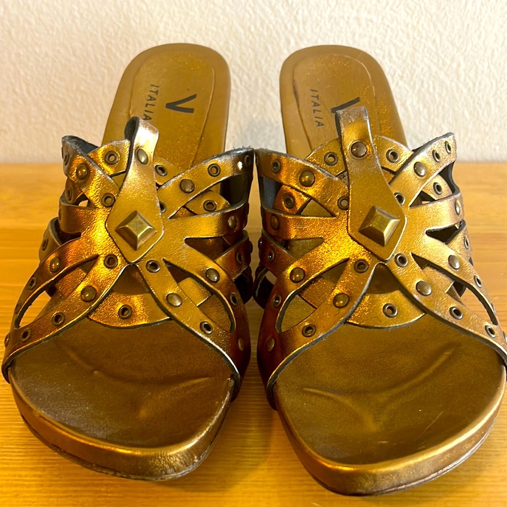Gorgeous bronze Italian wedges